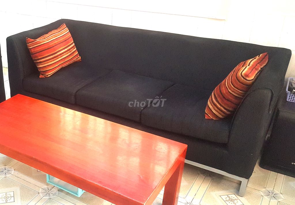 1 ghế sofa 3 chỗ ngồi và 1 ghế sofa đơn