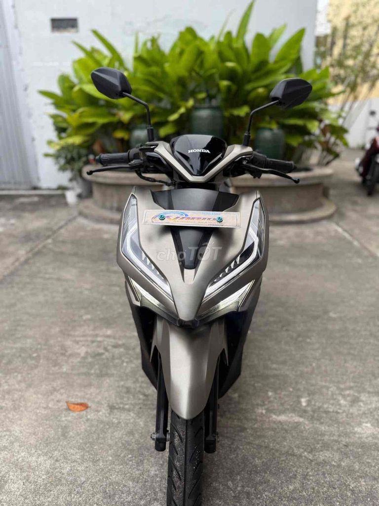 Honda Vario 150 песочно-желтый скутер