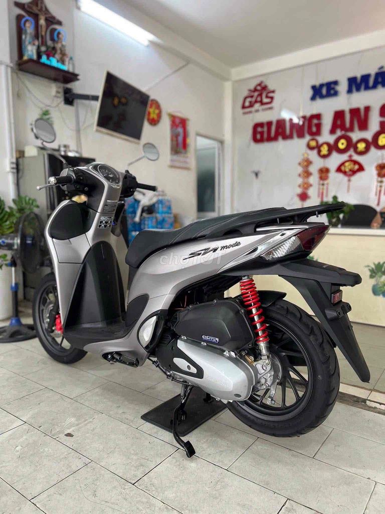 Модель Honda SH ABS 2025 серебристо-черная