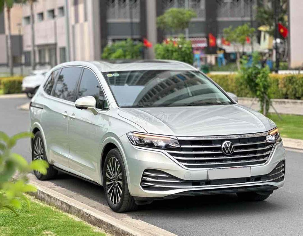 Volkswagen Viloran Luxury 2025 серебристый 10 тыс. км