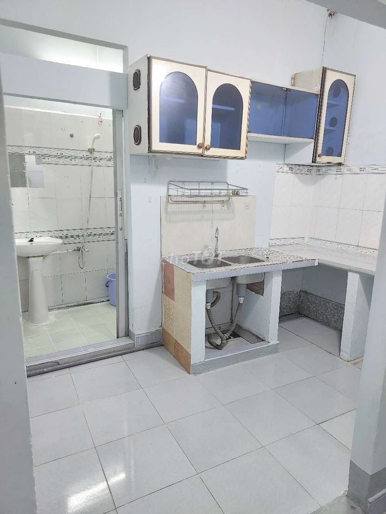 Nhà nguyên căn nhỏ, 1 lầu, có pn trên lầu, 2 tolet, giá 3.8 triệu