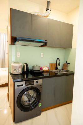 Cho thuê CHDV full nội thất view mặt tiền, có thang máy, gần chợ ĐL