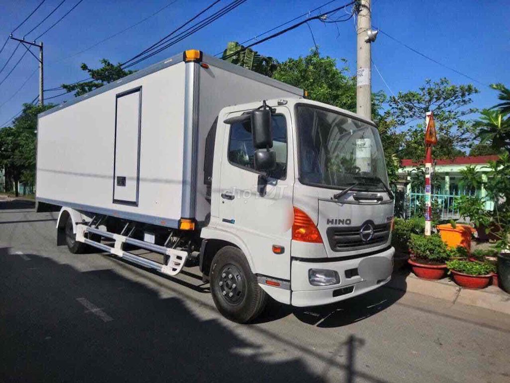 càn bán gấp hino 5,8 tấn thùng kín 7,2m xe zin đep