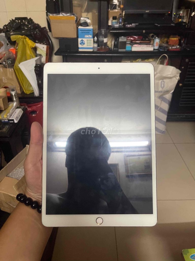 Apple iPad Pro 256GB Bạc mất vân tay. Mua bán Máy tính bảng tại Quận 8 Tp Hồ Chí Minh được đăng bởi Tấn Phát  hình 1