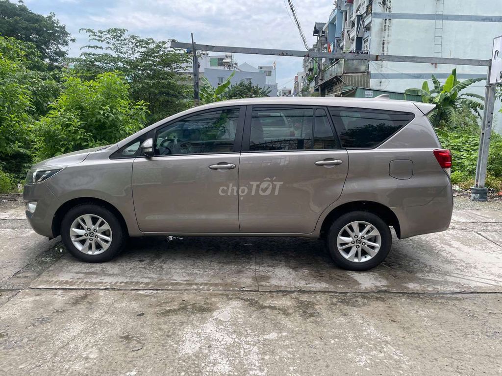 Toyota Innova 2016 2.0E - 100000 km