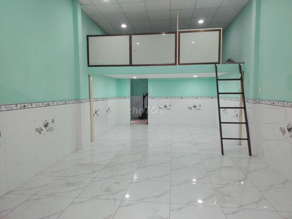 Угловой дом в переулке с подъездом для авто на улице Лаклонгкуан