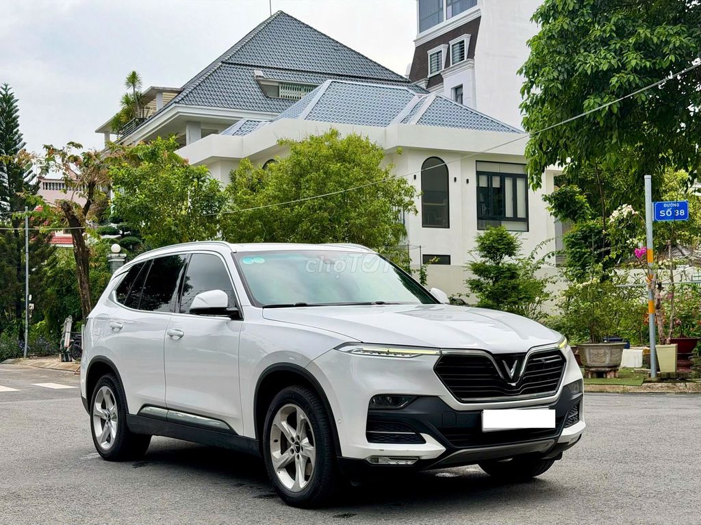 Vinfast Lux SA Plus 2019 — белый