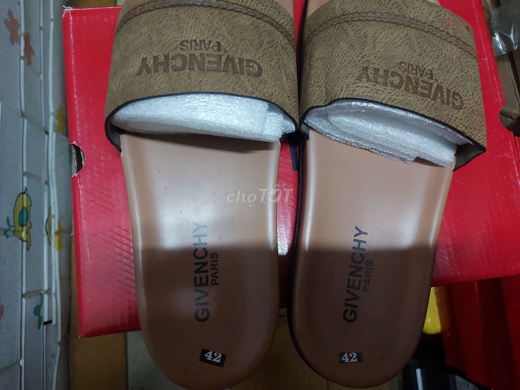 Mình cần bán 1 đôi dép quay ngang hiệu givenchy 42. Mua bán Giày dép tại Quận 10 Tp Hồ Chí Minh được đăng bởi trang my hình 3