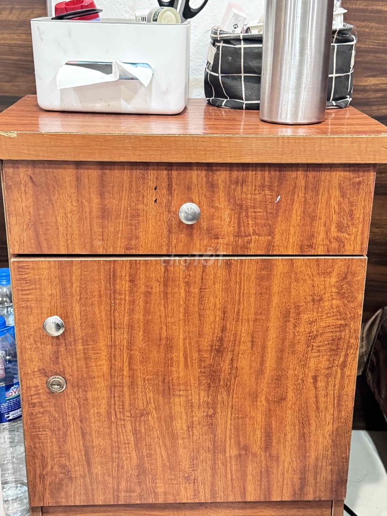 Tủ đầu giường gỗ ép hiện đại. Mua bán Tủ, kệ gia đình tại Quận Hoàn Kiếm Hà Nội được đăng bởi Thuỳ Anh hình 1