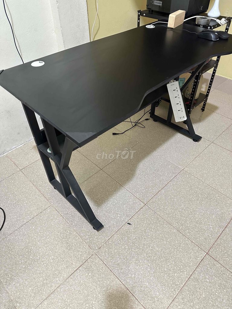 Bàn gaming Đen Mới 99%. Mua bán Bàn ghế tại Thành phố Huế Thừa Thiên Huế được đăng bởi Gô hình 1