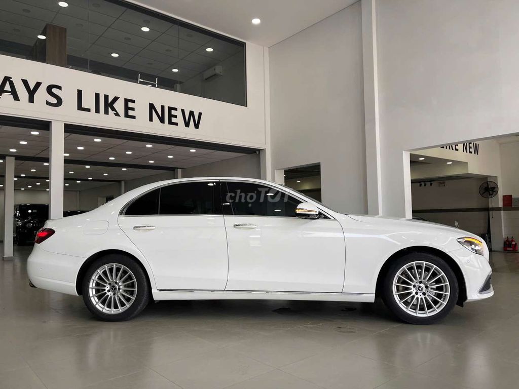 Эксклюзивный автомобиль Mercedes-Benz E200 V1 2022 Очень красивый