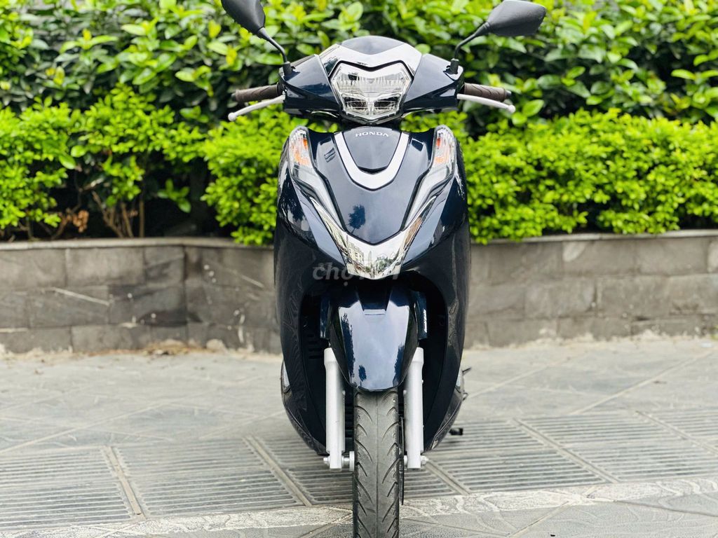 Владелец черной автомобильной фары Honda Lead Green