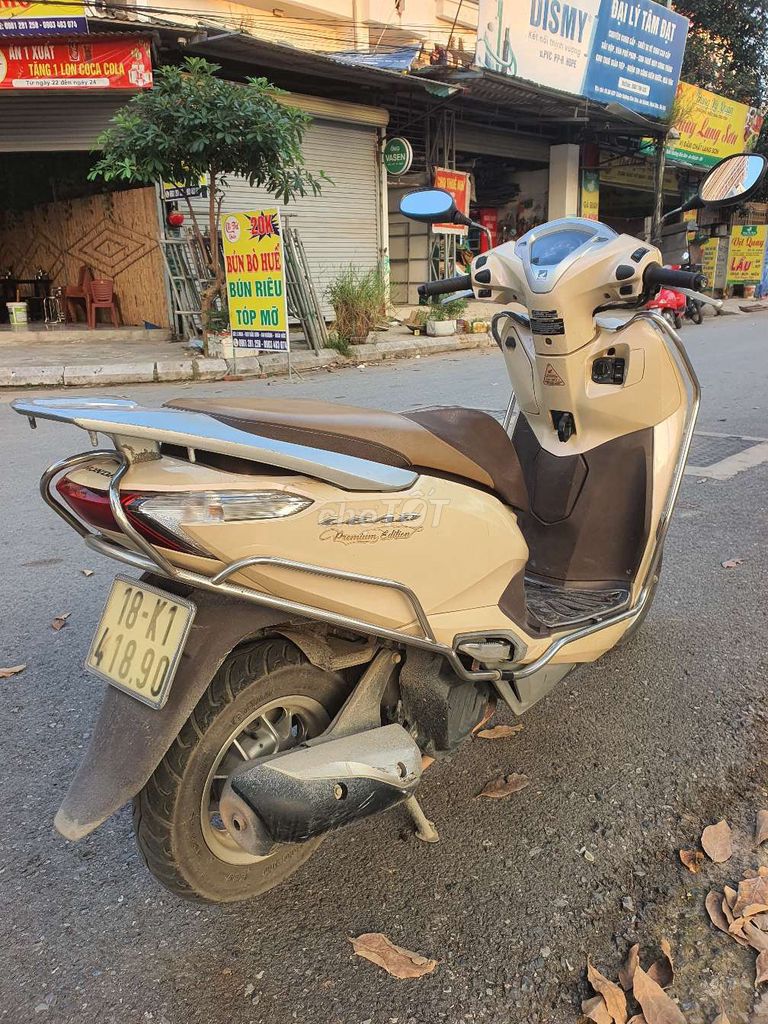 Honda Lead Premium Edition 2019, жемчужно-желтый