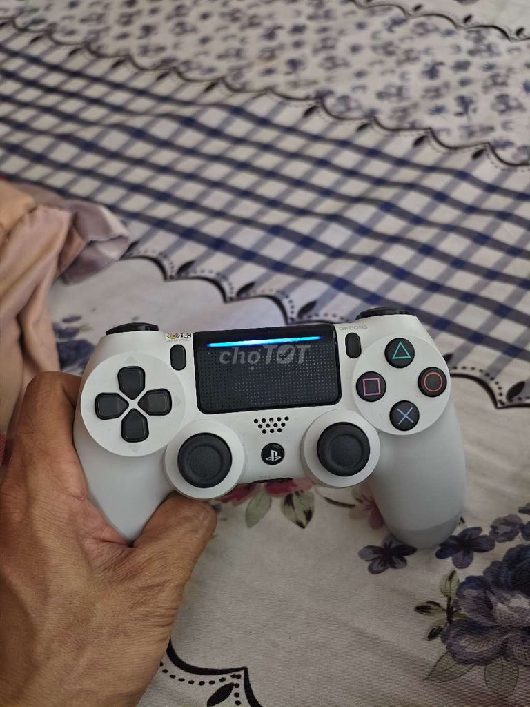 Tay cầm Sony PS4 Pro Trắng. Mua bán Thiết bị chơi game tại Thị xã Tân Uyên Bình Dương được đăng bởi Rin Ngọc hình 1