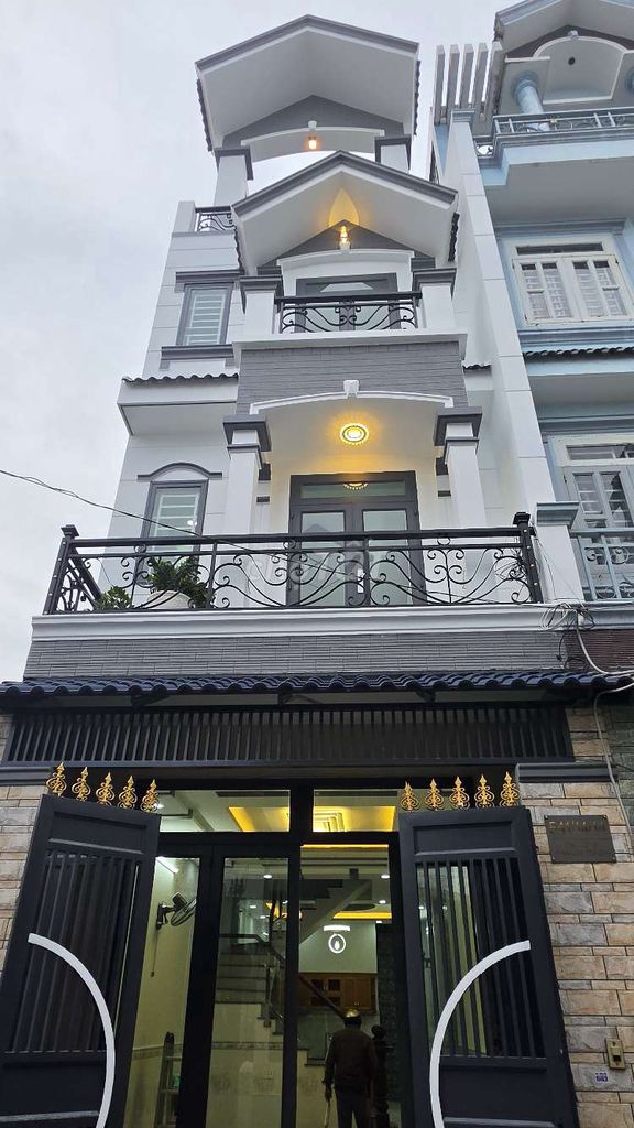 Nhà khu tên lửa 4x15m đúc 2 lầu và sân thượng 