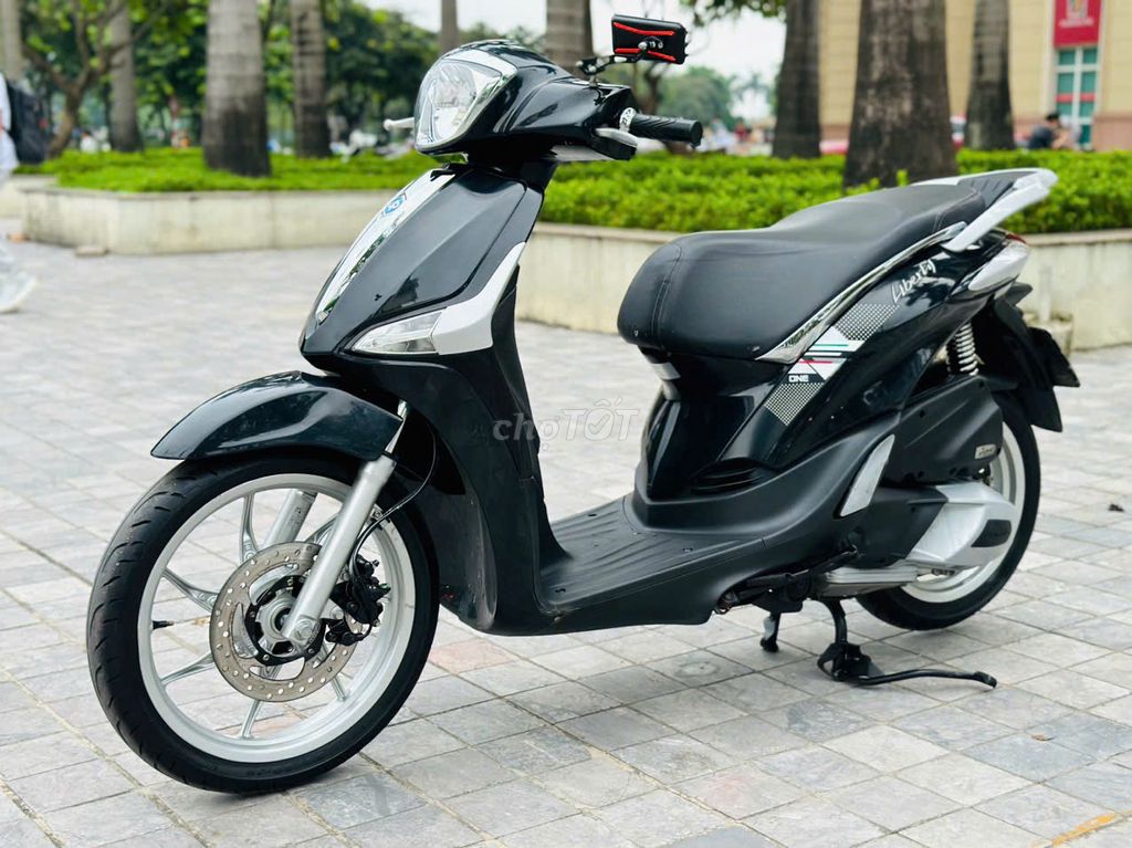 Черный скутер Piaggio Liberty