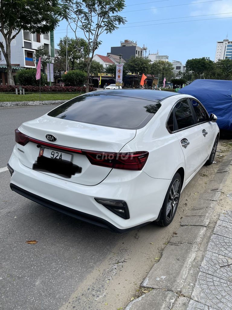 Номер этажа Kia Cerato 2019, белое кожаное сиденье