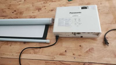Máy chiếu xịn Panasonic PT-LB330., kèm màn chiếu