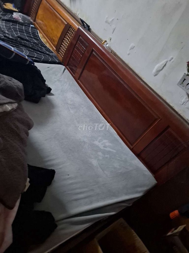 Thanh lý giường gỗ thịt xoan đào 1m6×2m cả đệm