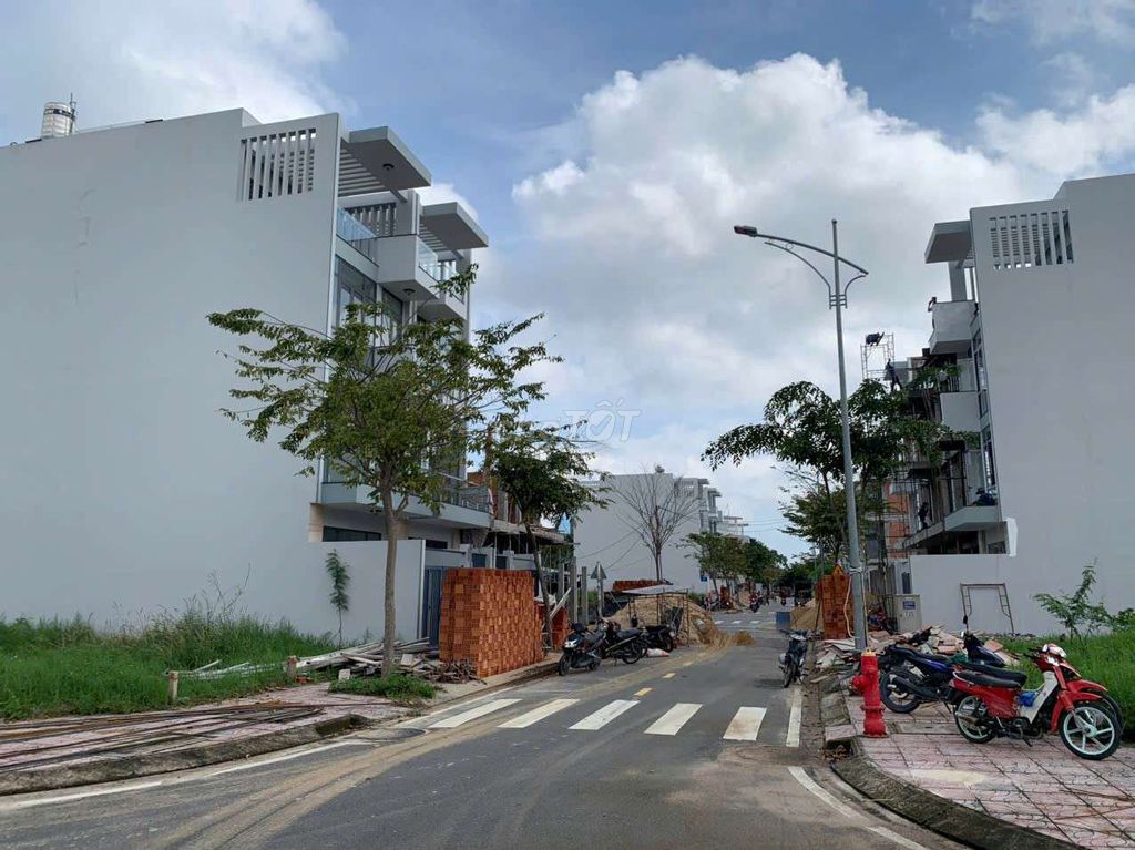 NHÀ MẶT TIỀN 5X24M, NGAY CHỢ ĐẦU MỐI HÓC MÔN - 3 LẦU