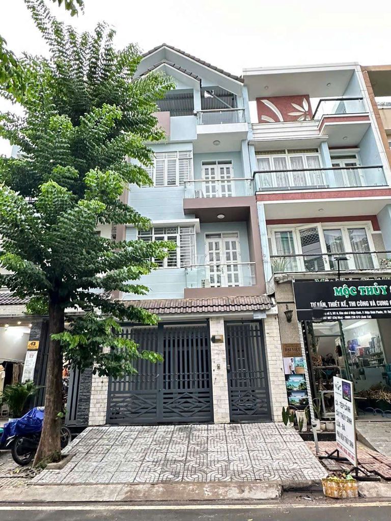 Дом на первой линии улицы 9м, двор для авто, Хиеп Бинь, Ван Phuc City