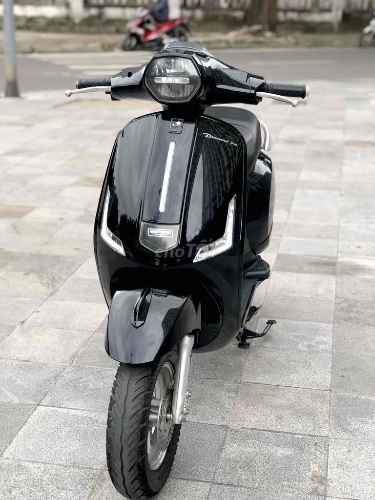 Электроскутер Vespa б/у, куплен 1 год назад, в отличном состоянии