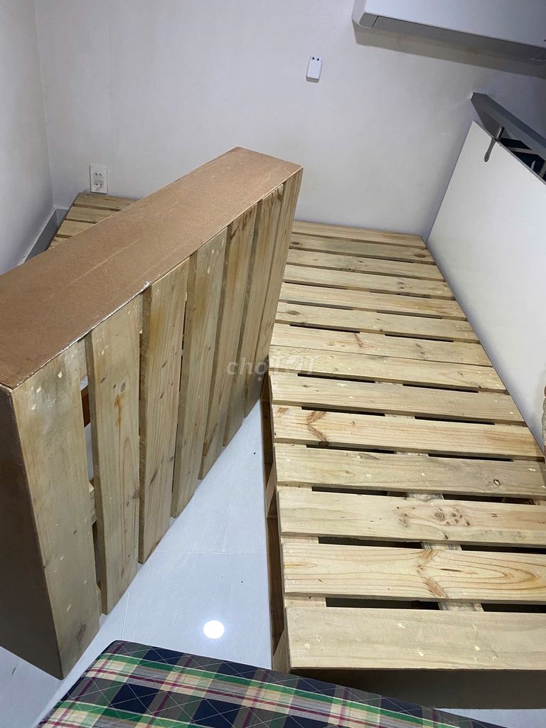 Pallet gổ thông 1m8x2m nặng chắc chắn. Mua bán Giường, chăn ga gối nệm tại Quận 7 Tp Hồ Chí Minh được đăng bởi Thân Tính hình 2