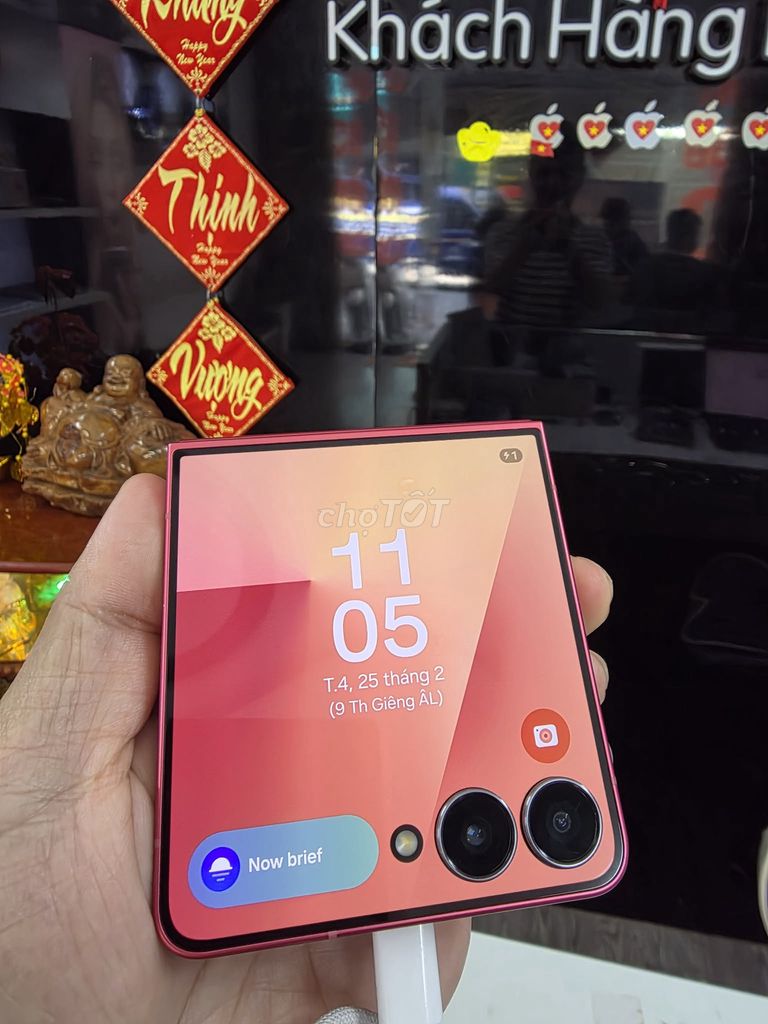 Samsung Z Flip 7 256G Đỏ bảo hành 2 năm. Mua bán Điện thoại tại Quận Hải Châu Đà Nẵng được đăng bởi Your Phone hình 1