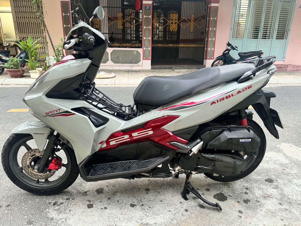 Honda Air Blade 2025 серо-красный