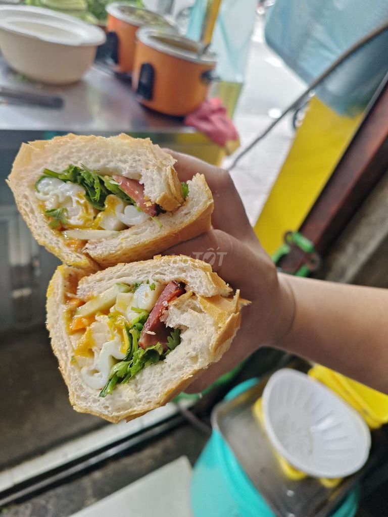 Cần người phụ quán bánh mì