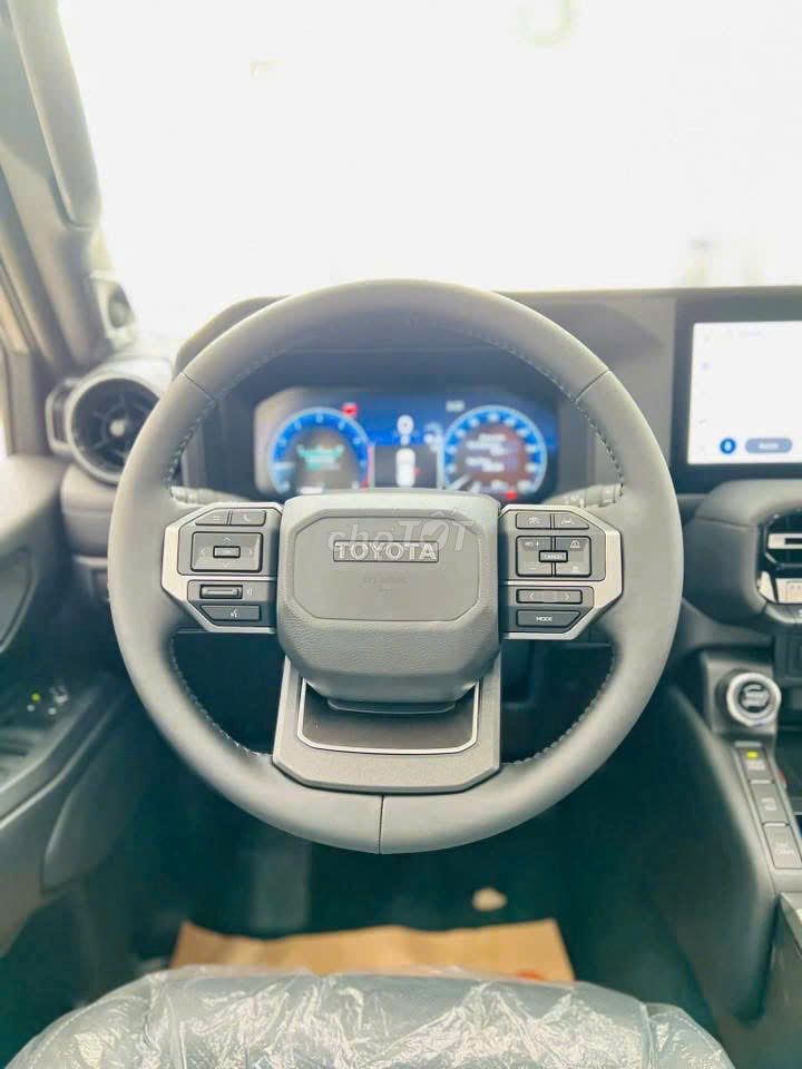 Toyota Land Cruiser Prado 5 мест, серого цвета