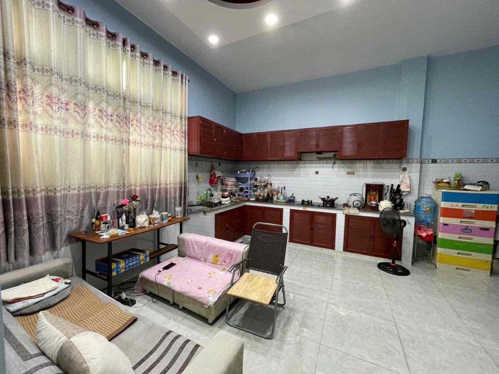Угловой дом на 2 стороны, 7x10 м, 1 этаж, 3 спальни, аллея для машин