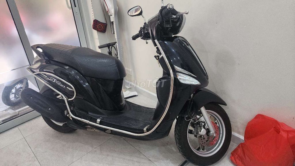 Черный скутер Yamaha Nozza