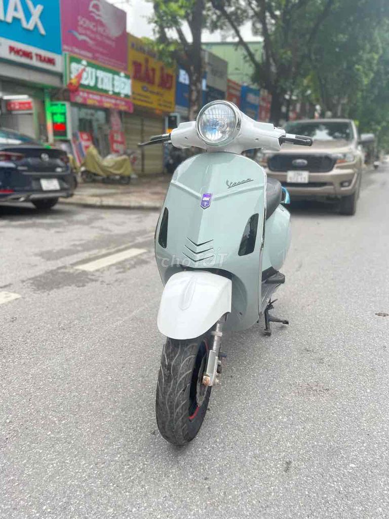 Xe điện Vespa xanh trắng