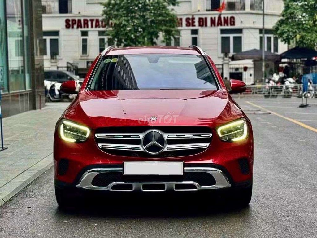 Mercedes-Benz GLC 200 2020 красный 52000 км