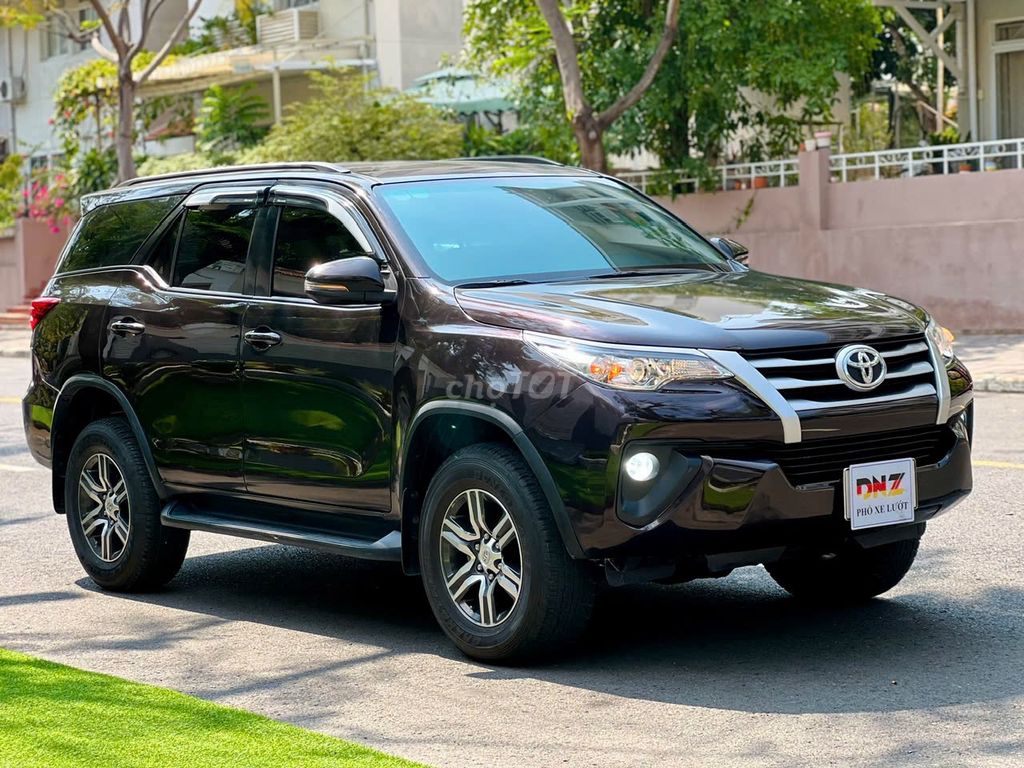 Toyota Fortuner 2019 цвет Рубин — коричневый салон
