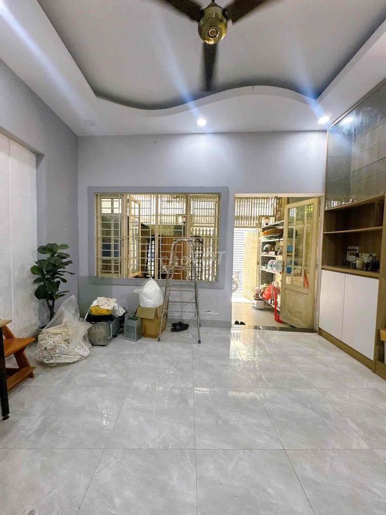 Вырезание дома дома как фасад с новым замком 🏡