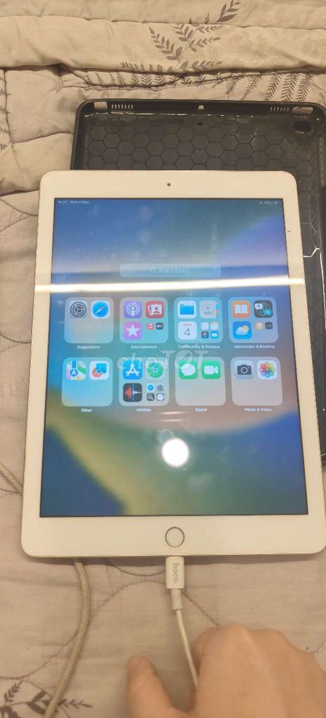 Apple iPad 5th Gen 32GB hồng nhạt. Mua bán Máy tính bảng tại Thành phố Thủ Đức Tp Hồ Chí Minh được đăng bởi Huỳnh Thị Ngọc Trâm hình 1