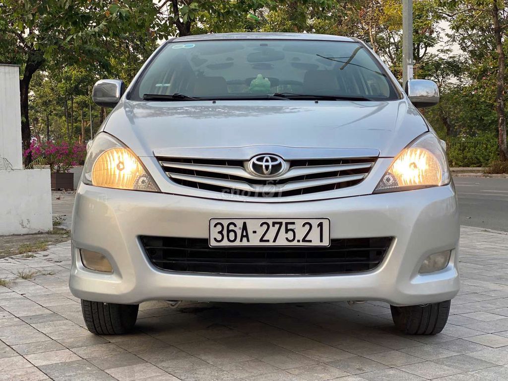 Toyota Innova 2011 G - 888888 km