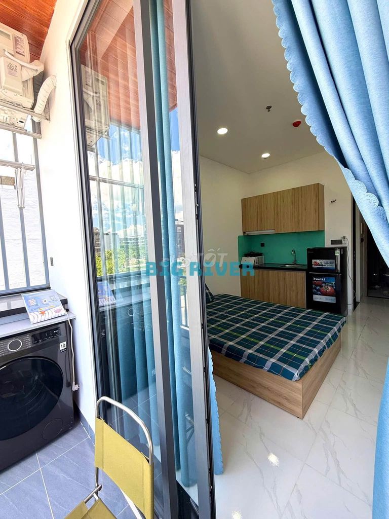 Phòng trọ full nội thất có ban công, thang máy gần ĐH FPT