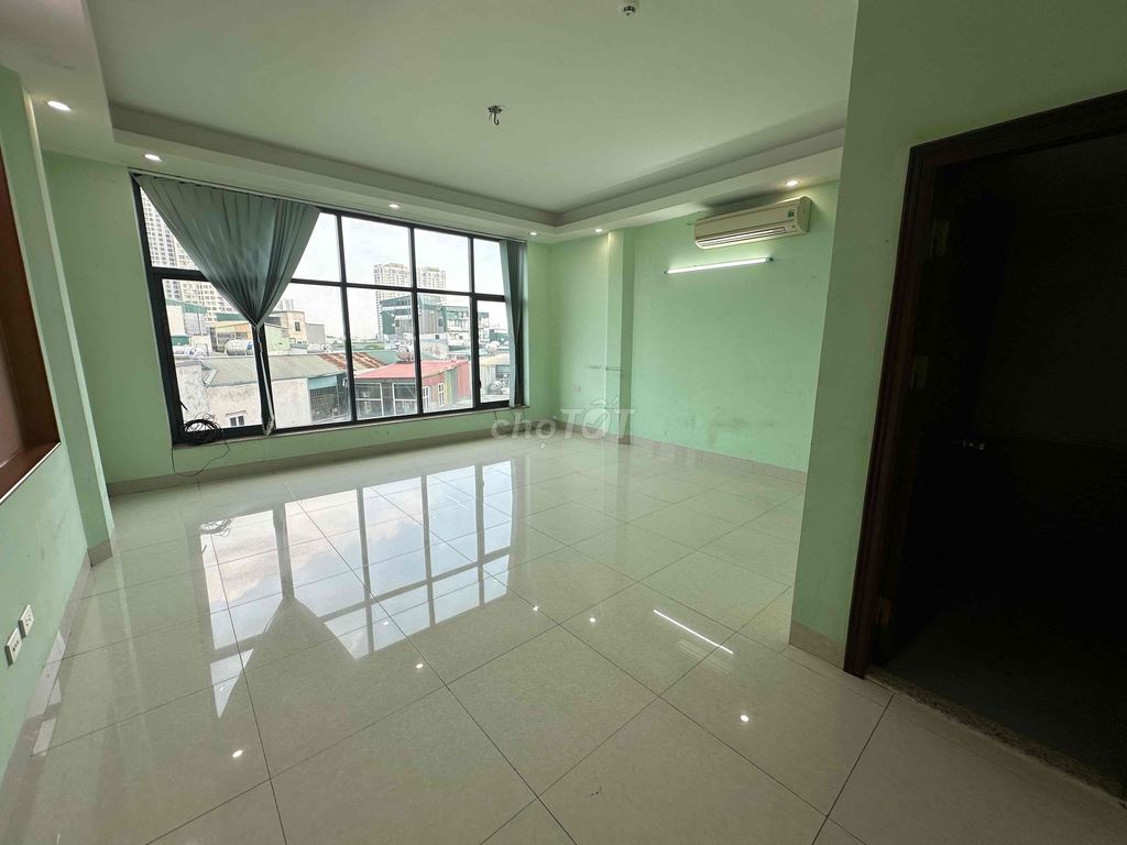 Văn Phòng tại Nguyễn Xiển - DT 93m2 giá cực tốt