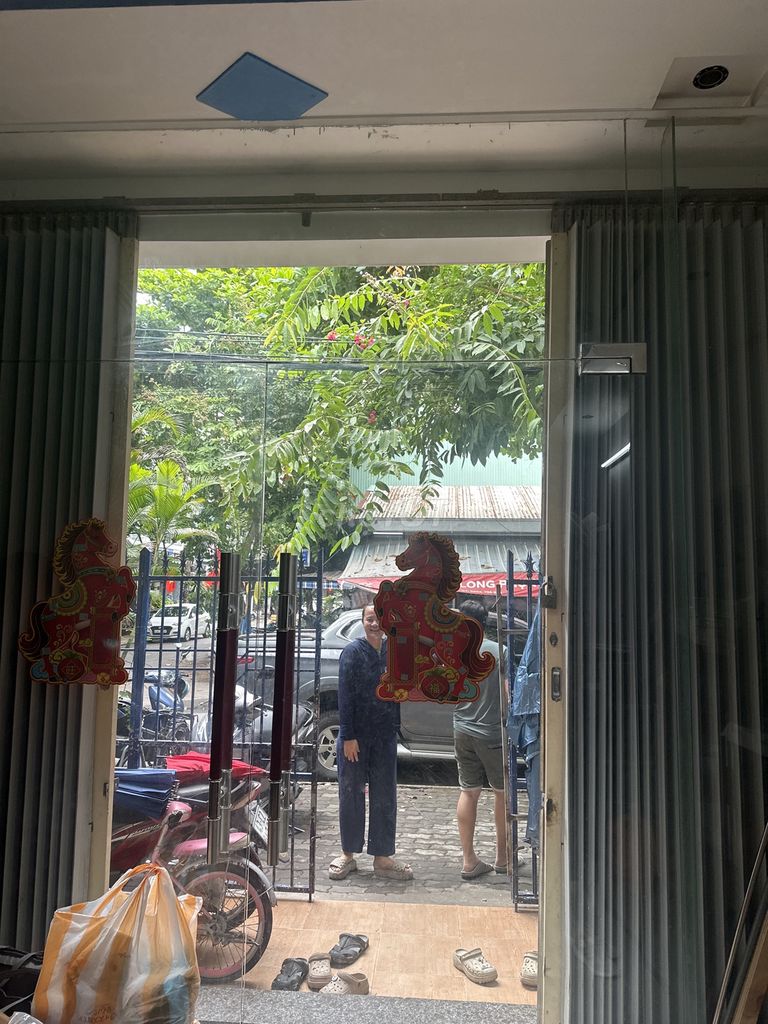 Cửa kính cường lực 3.3m x 4.6m. Mua bán Nội thất, đồ gia dụng khác tại Quận Hải Châu Đà Nẵng được đăng bởi minhminh Food hình 1