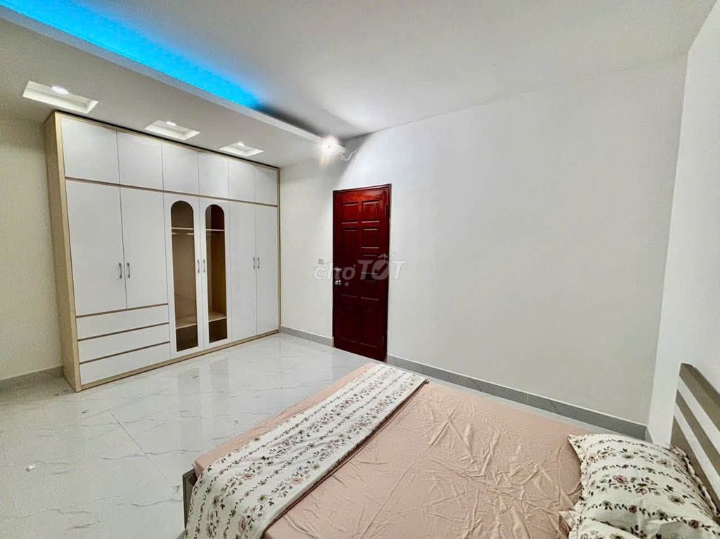 Дом в аренду в Хоанг Куок Вьет, Кау Гиай, 40 м2, 3 спальни