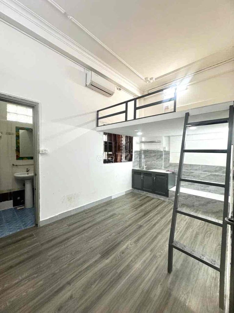 DUPLEX GÁC CAO CỬA SỔ LỚN BẠCH ĐẰNG NẰM PHÍA SAU ĐẠI HỌC UEF