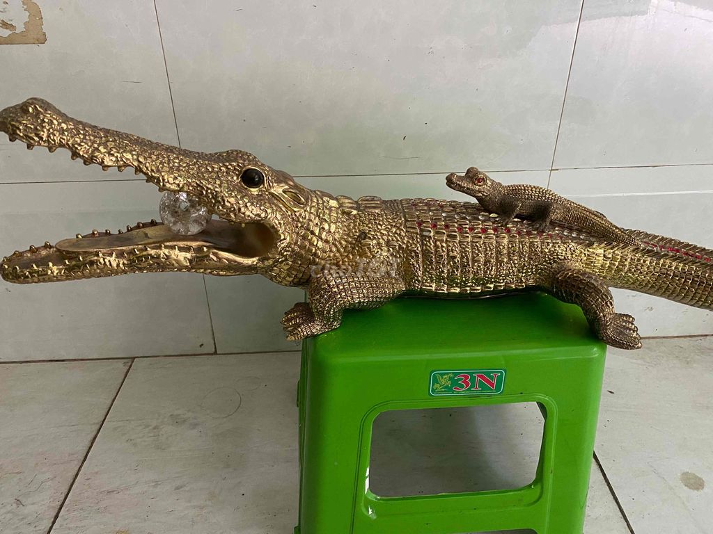 thanh lý tượng cá sấu đồng mạ vàng