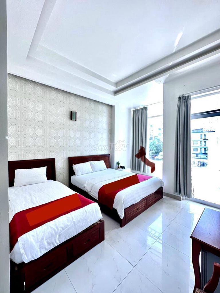 Bán khách sạn 5 tầng 8 phòng đường oto 5m Hoàng Hoa Thám - Nha Trang