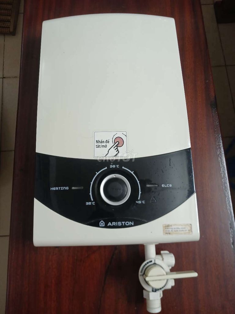 Bình nóng lạnh Ariston 15 lít Trắng. Mua bán Thiết bị vệ sinh, nhà tắm tại Quận 4 Tp Hồ Chí Minh được đăng bởi Danh hình 1