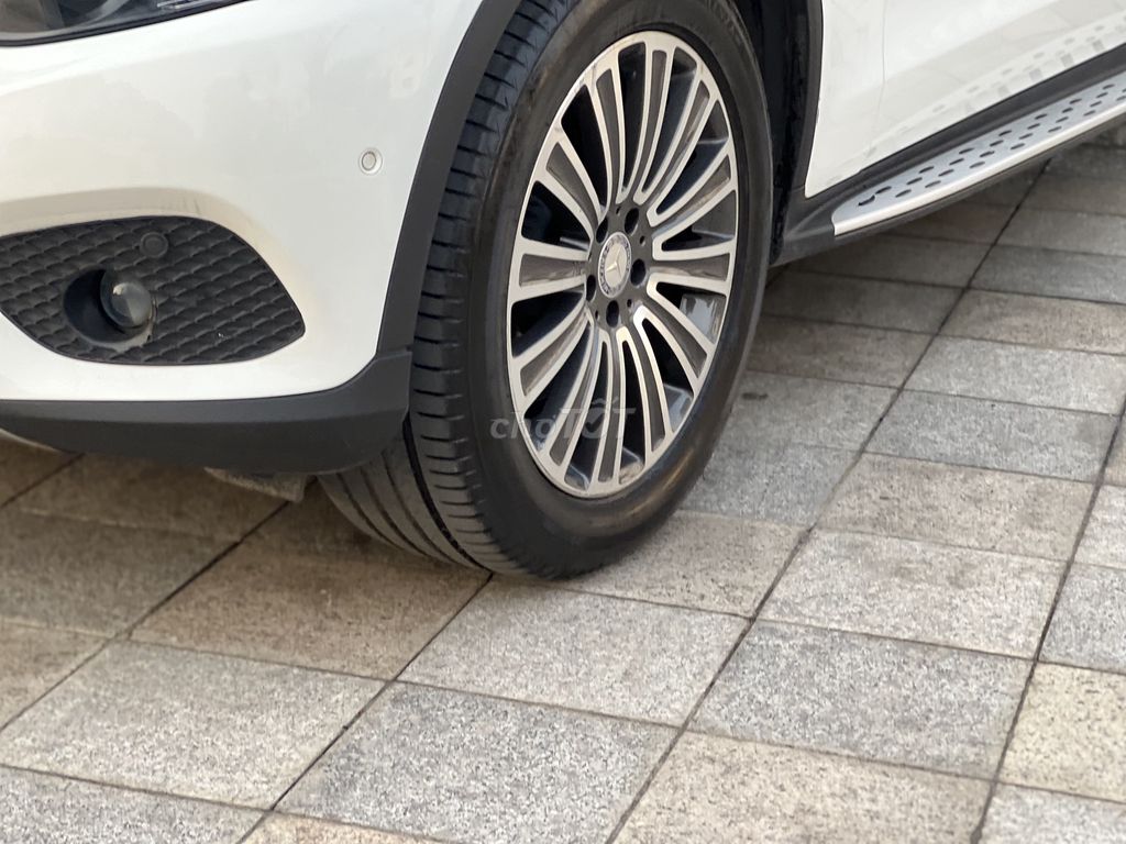 Mercedes GLC250 4Matic 2018 trắng/nâu