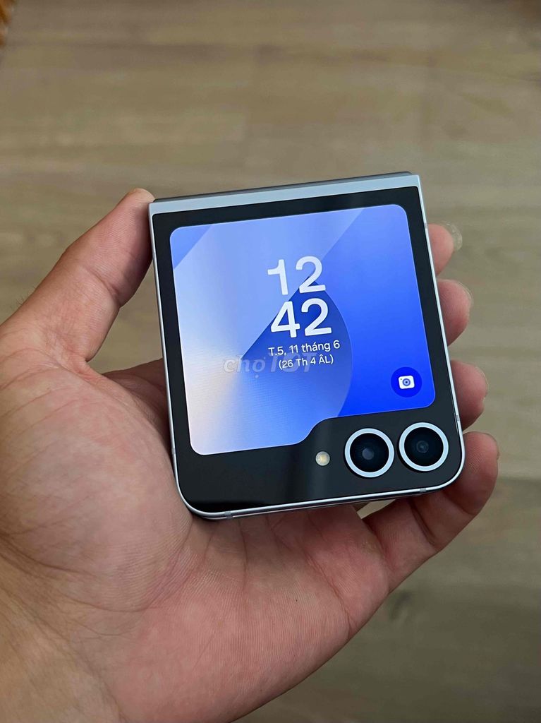 Samsung Galaxy Z Flip 6 256GB Bạc 99% Zin Full. Mua bán Điện thoại tại Quận 12 Tp Hồ Chí Minh được đăng bởi AnhK hình 1