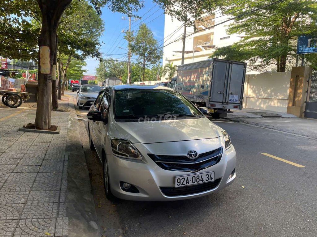 Серебристый номерной знак Toyota Vios 2009, хороший автомобиль по хорошей цене
